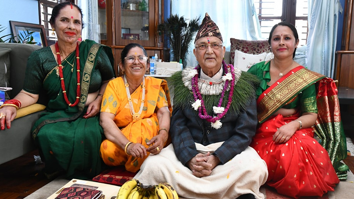 तीन दिदीबहिनीबाट ओलीले लगाए भाइटीका